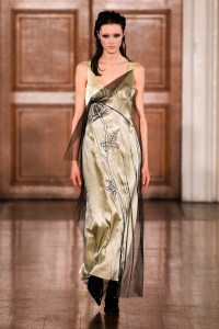 Huishan Zhang Fall 2024 ready-to-wear runway, fashion show and collection photos. Designed by Huishan Zhang at London Fashion Week, February 2024.