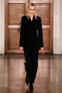 Huishan Zhang Fall 2024 ready-to-wear runway, fashion show & collection photos. Designed by Huishan Zhang at London Fashion Week, February 2024.