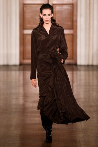 Huishan Zhang Fall 2024 ready-to-wear runway, fashion show & collection photos. Designed by Huishan Zhang at London Fashion Week, February 2024.