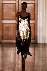 Huishan Zhang Fall 2024 ready-to-wear runway, fashion show & collection photos. Designed by Huishan Zhang at London Fashion Week, February 2024.