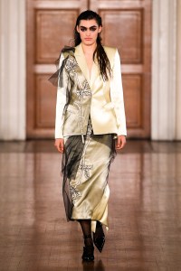 Huishan Zhang Fall 2024 ready-to-wear runway, fashion show & collection photos. Designed by Huishan Zhang at London Fashion Week, February 2024.