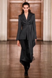 Huishan Zhang Fall 2024 ready-to-wear runway, fashion show & collection photos. Designed by Huishan Zhang at London Fashion Week, February 2024.