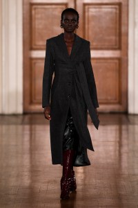 Huishan Zhang Fall 2024 ready-to-wear runway, fashion show & collection photos. Designed by Huishan Zhang at London Fashion Week, February 2024.