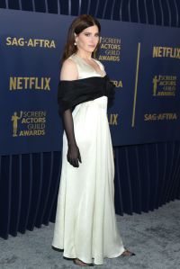 LOS ANGELES, CALIFORNIA - FEBRUARY 24: Kathryn Hahn attends the 30th Annual Screen Actors Guild Awards at Shrine Auditorium and Expo Hall on February 24, 2024 in Los Angeles, California. (Photo by Kevin Mazur/Getty Images)