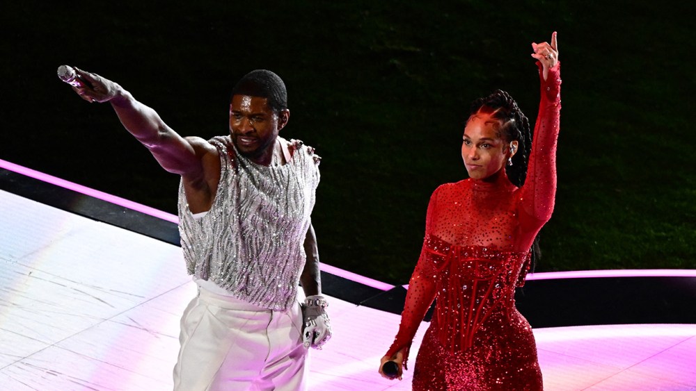 US singer-songwriter Usher (L) and US singer-songwriter Alicia Keys perform during Apple Music halftime show of Super Bowl LVIII between the Kansas City Chiefs and the San Francisco 49ers at Allegiant Stadium in Las Vegas, Nevada, February 11, 2024. (Photo by Patrick T. Fallon / AFP) (Photo by PATRICK T. FALLON/AFP via Getty Images)
