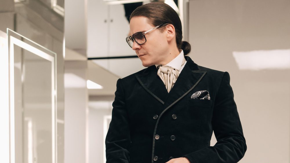 Daniel Brühl in Becoming Karl Lagerfeld, hulu