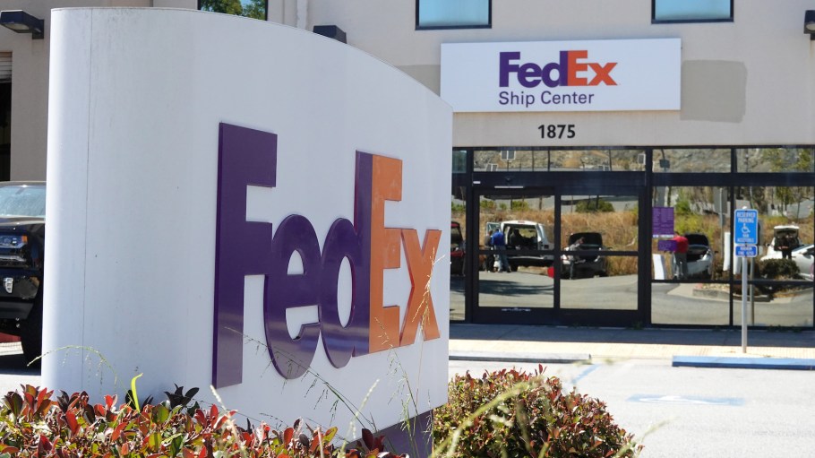 The partnership talks between Amazon and FedEx occurred last spring, but the two sides were unable to reach a deal, the WSJ report said.
