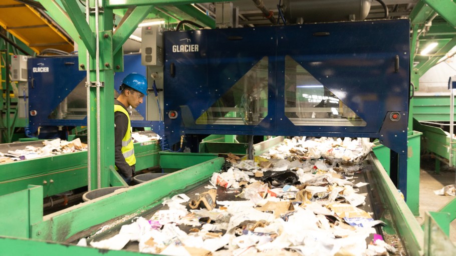 Glacier's recycling technology, powered by AI, sorts through debris in a materials recovery facility (MRF).