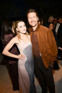 Kiernan Shipka and Glen Powell