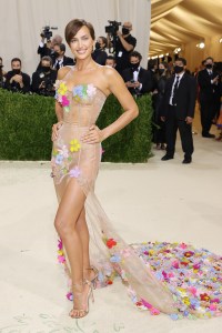 NEW YORK, NEW YORK - SEPTEMBER 13: Irina Shayk attends The 2021 Met Gala Celebrating In America: A Lexicon Of Fashion at Metropolitan Museum of Art on September 13, 2021 in New York City. (Photo by Mike Coppola/Getty Images)