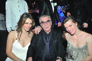 Elizabeth Hurley, Roberto Cavalli and l Milla Jovovich at dinner at the Milanese theater in Milan in 2009.