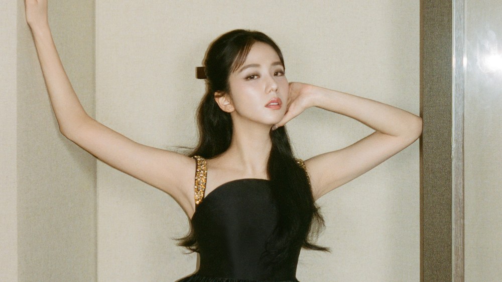 Jisoo Poses for Self-Portrait Pre-fall Campaign in Recording Studio