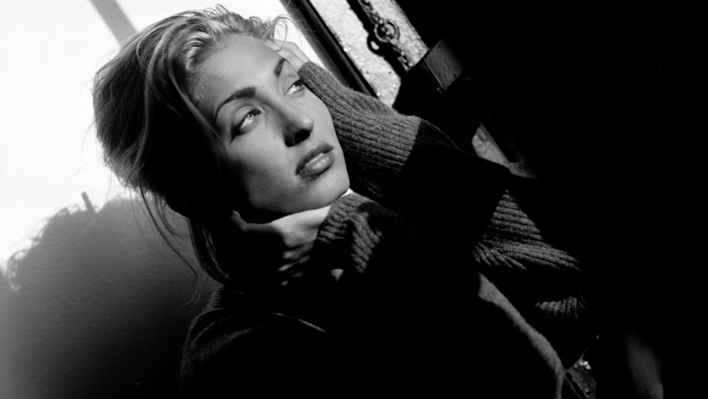 Carolyn Bessette-Kennedy poses for portraits on August 25, 1992 in New York City. (Photo by David Turner/WWD/Penske Media via Getty Images)