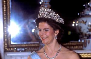 Queen Elizabeth II, Sweden, Queen Elizabeth ll attends the State Banquet given in her honour by King Carl XVl Gustaf and Queen Silvia of Sweden in Stockholm, Sweden, Queen Elizabeth wears The Girls of Great Britain and Ireland Tiara, the Greville Chandelier Earrings, the George VI Festoon Necklace and the True Lover's Knot brooch, Queen Silvia wears the massive Braganza Tiara, 25th May 1983. (Photo by John Shelley Collection/Avalon/Getty Images)