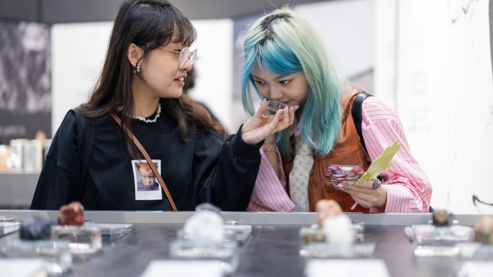 Young shoppers visiting Notes Shanghai, a perfume fair launched in Shanghai this April.