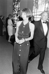 Anna Wintour attends an event at the Metropolitan Museum of Art in New York City on September 9, 1988.