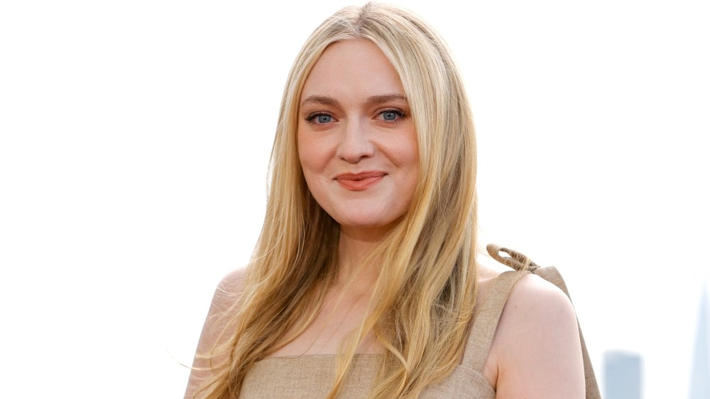 Dakota Fanning, the watchers, tulip dress