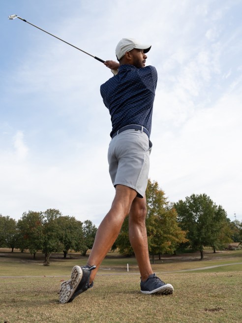 Jeans are a fashion faux pas on the golf course, but that’s not stopping Lee from stepping onto the putting green.