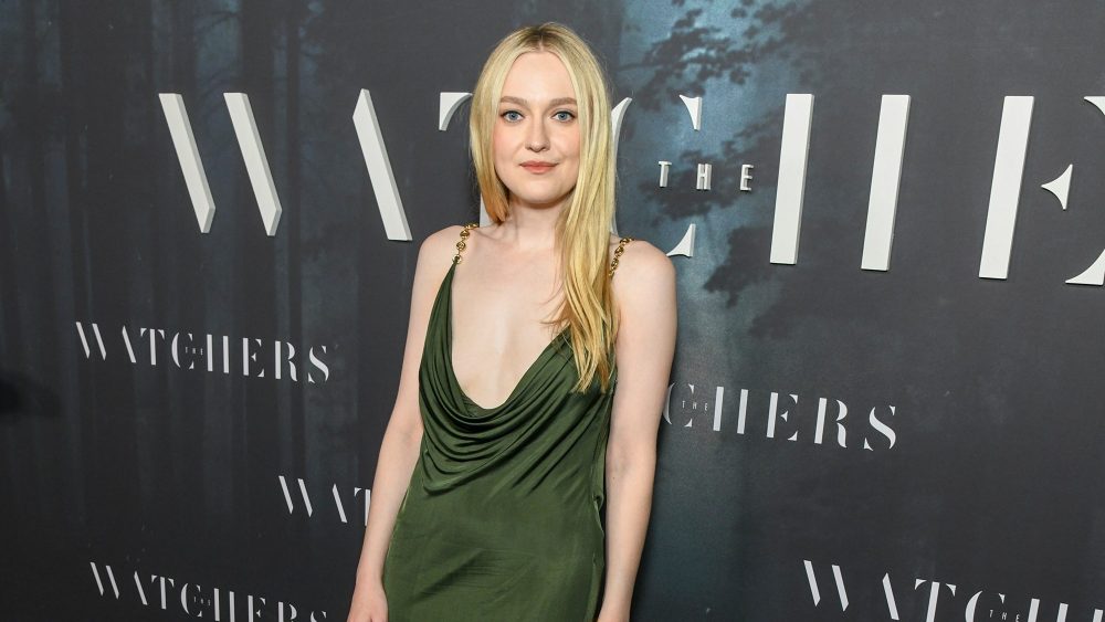 Dakota Fanning at the premiere of "The Watchers" on June 2 in New York, red carpet, Loewe, Fred Leighton, green dress
