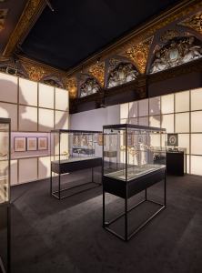 Exposition Bijoux scéne Comédie Française.