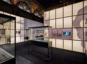 Exposition Bijoux scéne Comédie Française.