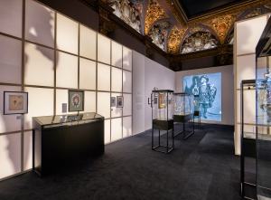 Exposition Bijoux scéne Comédie Française.