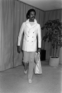 Model Renauld White.