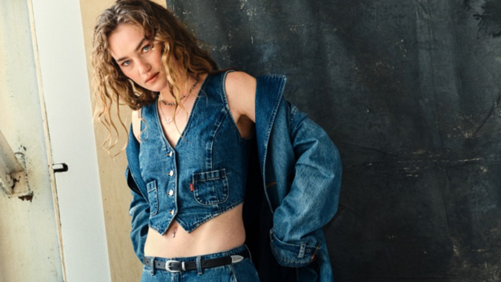 Levi's denim women's look.
