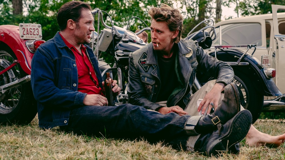 (L to R) Tom Hardy as Johnny and Austin Butler as Benny in director Jeff Nichols' THE BIKERIDERS, a Focus Features release. Credit: Kyle Kaplan/Focus Features. © 2024 Focus Features. All Rights Reserved.