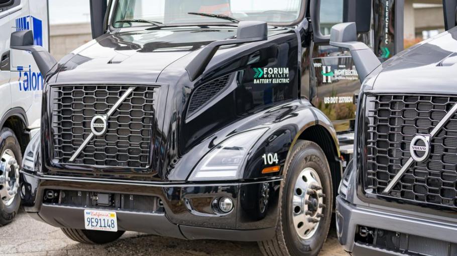 Following in the footsteps of a California executive order that will phase out gas-powered cars and trucks for consumers and drayage trucks by 2035, both ports have a joint goal of transitioning to an entirely zero-emissions truck fleet by that same year.
