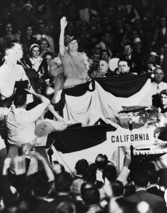 Mrs.Eleanor Roosvelt waves to Convention