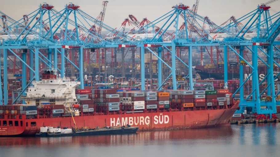 The union says it is still hung up on an automation project instilled at the Port of Mobile, as trade groups call for federal intervention.