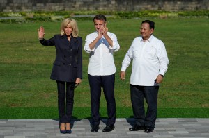 France's President Emmanuel Macron (C), his wife Brigitte Macron (L), and Indonesian President Prabowo Subianto (R) pose for a group photo during their visit to Borobudur Temple, the world's largest Buddhist monument and a UNESCO World Heritage Site in Magelang, Central Java, on May 29, 2025. (Photo by Achmad Ibrahim / POOL / AFP) (Photo by ACHMAD IBRAHIM/POOL/AFP via Getty Images)