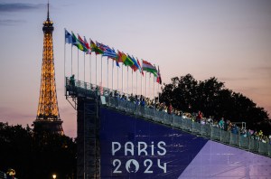 28 August 2024, France, Paris: Paralympics, Paris 2024, opening ceremony, Place de la Concorde. Spectators watch the opening ceremony of the Paralympic Summer Games not far from the Eiffel Tower.