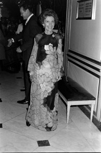 Nancy Reagan (C) attends a benefit event in Los Angeles, California, on May 19, 1975.