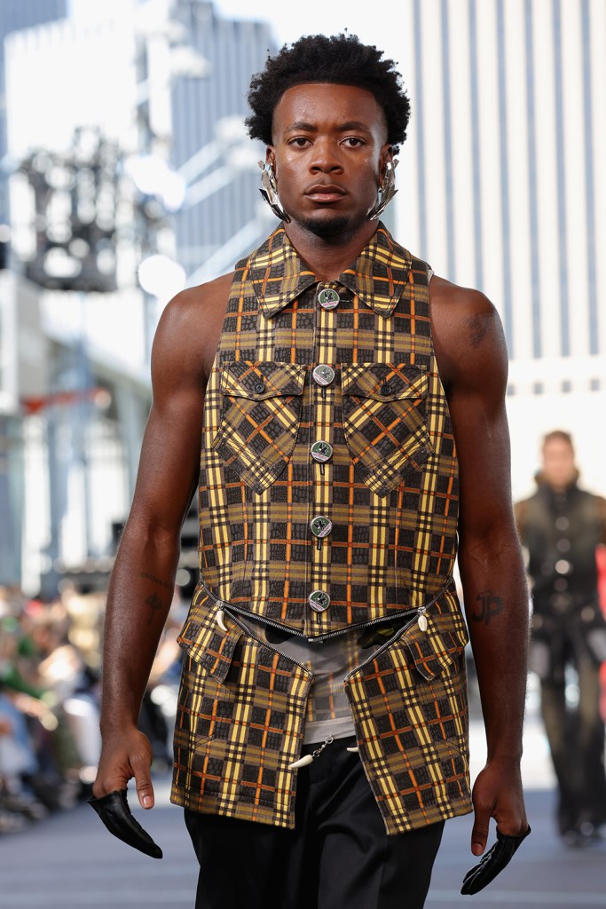 NEW YORK, NEW YORK - SEPTEMBER 08: A model walks the runway for the Off-White fashion show during the September 2024 New York Fashion Week on September 08, 2024 in New York City. (Photo by JP Yim/Getty Images)