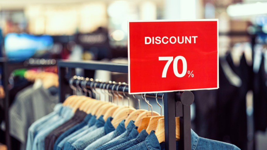 Retail sales in August rose 0.1 percent, but slid 0.7 percent at apparel and accessories stores and fell 1.1 percent at department stores.