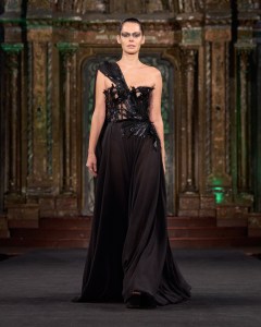 Naeem Khan Spring 2025 Ready-to-Wear Collection at New York Fashion Week