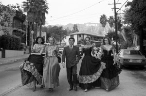 Fashion designer Valentino Garavani with models wearing his designs on November 17, 1988 in Los Angeles, California.