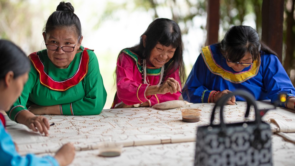 Artist Sara Flores (in pink) and fellow members of Peru’s Shipibo-Conibo ethnic group working on the Kené motifs used in her Lady Dior bag