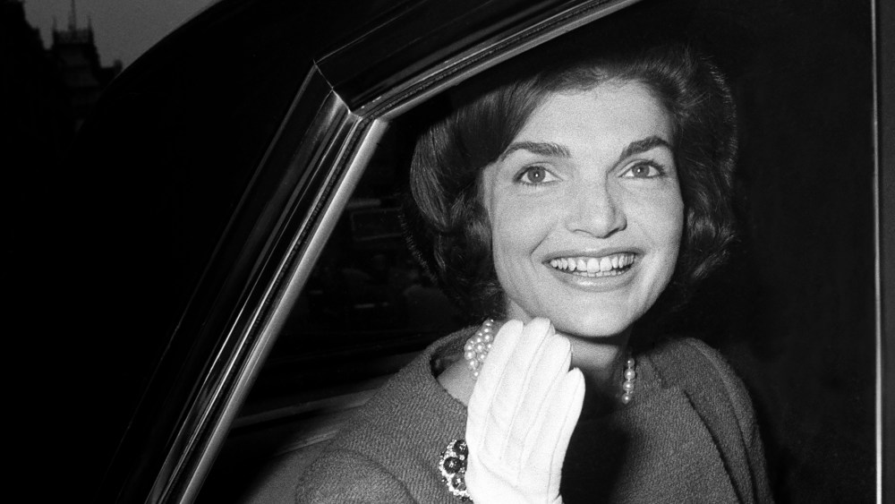 Jackie Kennedy, in pearls, arriving at Buckingham Palace for a visit with Queen Elizabeth II in 1962
