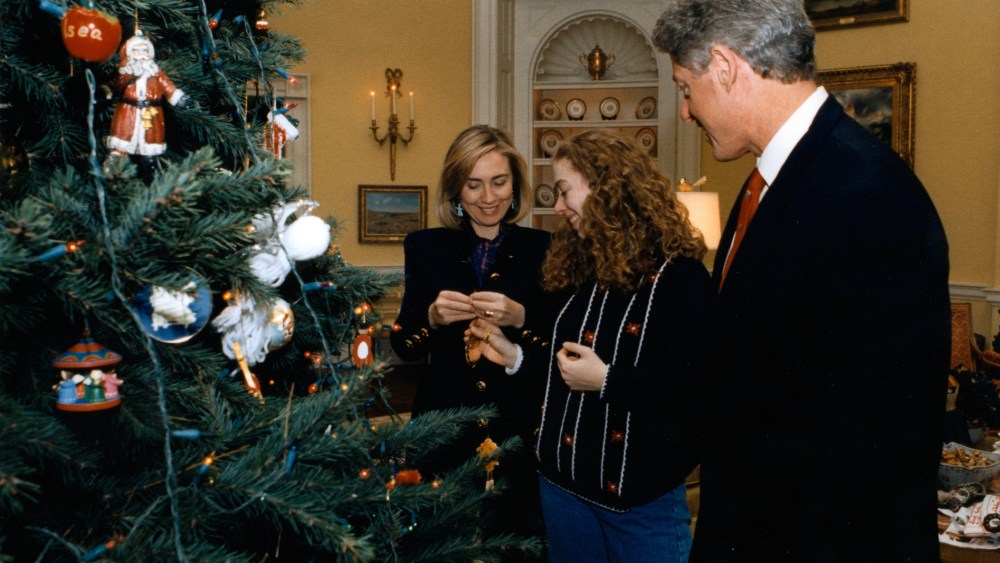 Clintons, white house christmas tree decorations, holidays, Hillary, Chelsea and Bill Clinton