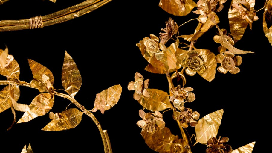Wreath (detail), reportedly Corinth, Greece, 3rd–2nd century B.C.E. Gold. Brooklyn Museum, Gift of George D. Pratt, 26.763.