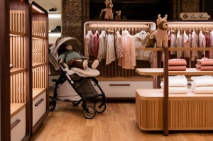 A look at the Loro Piana holiday windows at Harrods.