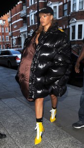 LONDON, ENGLAND - AUGUST 19:  Rihanna seen arriving at Harrods on a shopping trip on August 19, 2016 in London, England. (Photo by Ricky Vigil M/GC Images)