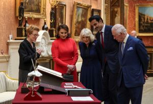 Britain's King Charles III (R), Britain's Queen Camilla (C), stand with Qatar's Emir Sheikh Tamim bin Hamad al-Thani (2R) and his wife Sheikha Jawaher bint Hamad bin Suhaim al-Thani (2L) as they view a display of Qatari items from the Royal Collection and Turquoise Mountain Foundation, in the Picture Gallery at Buckingham Palace in London on December 3, 2024, on the first day of the Emir's State Visit to Britain. The Emir of Qatar and his wife are in the UK for a two-day State Visit, hosted by Britain's King. (Photo by Mina Kim / POOL / AFP) (Photo by MINA KIM/POOL/AFP via Getty Images)