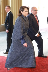 LONDON, ENGLAND - MAY 05: Qatari royal, Sheikha Jawaher bint Hamad bin Suhaim Al Thani (L) walks in ahead of Salman bin Hamad Al-Khalifa, Prime Minister of Bahrain (R) to the Coronation Reception for overseas guests at Buckingham Palace on May 05, 2023 in London, England. (Photo by Chris Jackson/Getty Images)