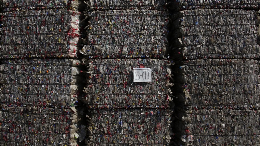 In binzhou, shandong province, China, an enterprise has created an industrial cluster dominated by recycled polyester blankets, including carpets, decorative fabrics, conveyor belts and garment fabrics, using waste plastic bottles.