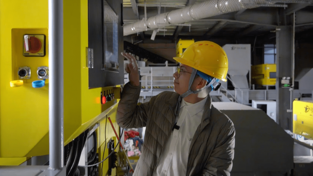 Operator puts material specificities into the sortation machine.