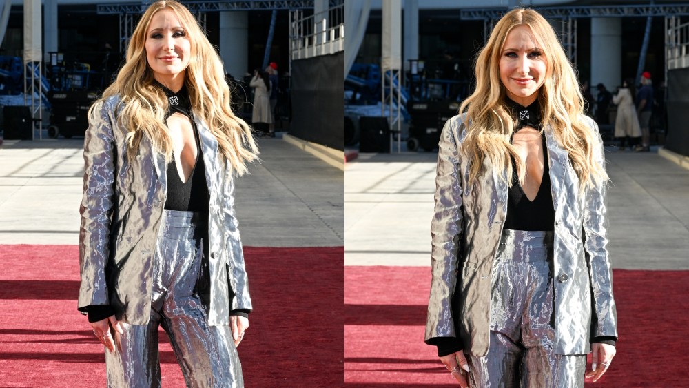 Nikki Glaser, Golden Globe Awards, red carpet rollout, off-white
